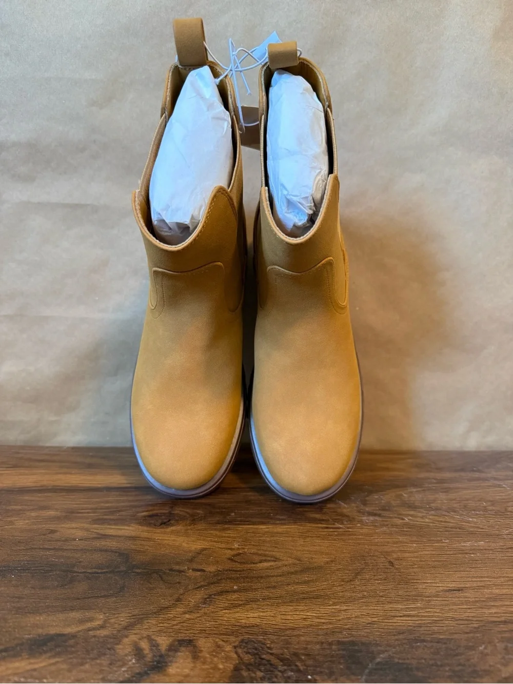 NWT Girls Vegan Leather Chelsea Boots in Brown - size 4